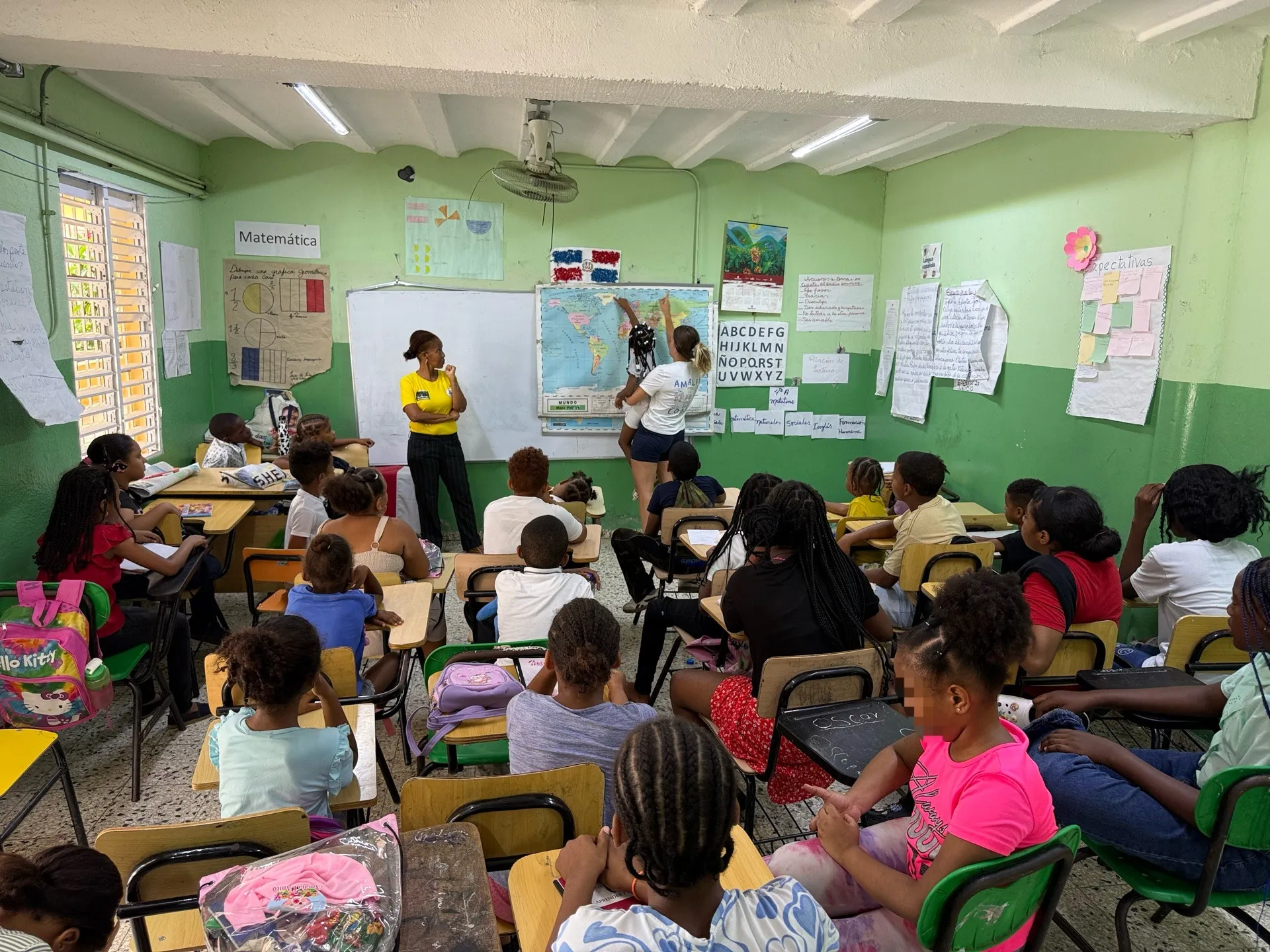 Aula en República Dominicana durante una sesión con la asociación